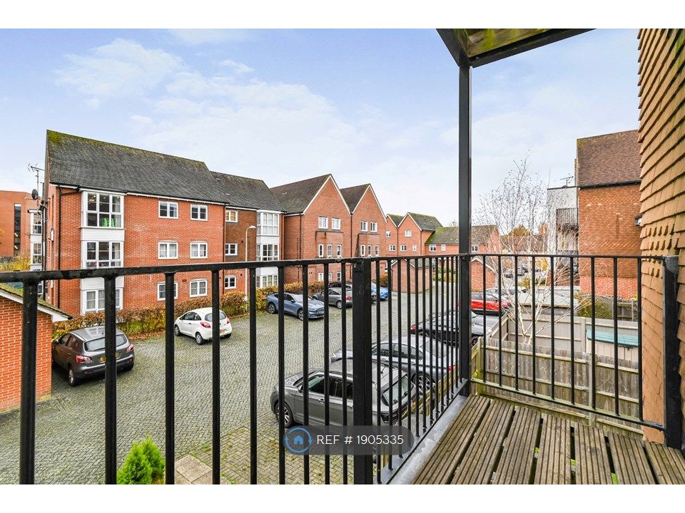 2 bed flat to rent in Outfield Crescent, Wokingham RG40, £1,450 pcm