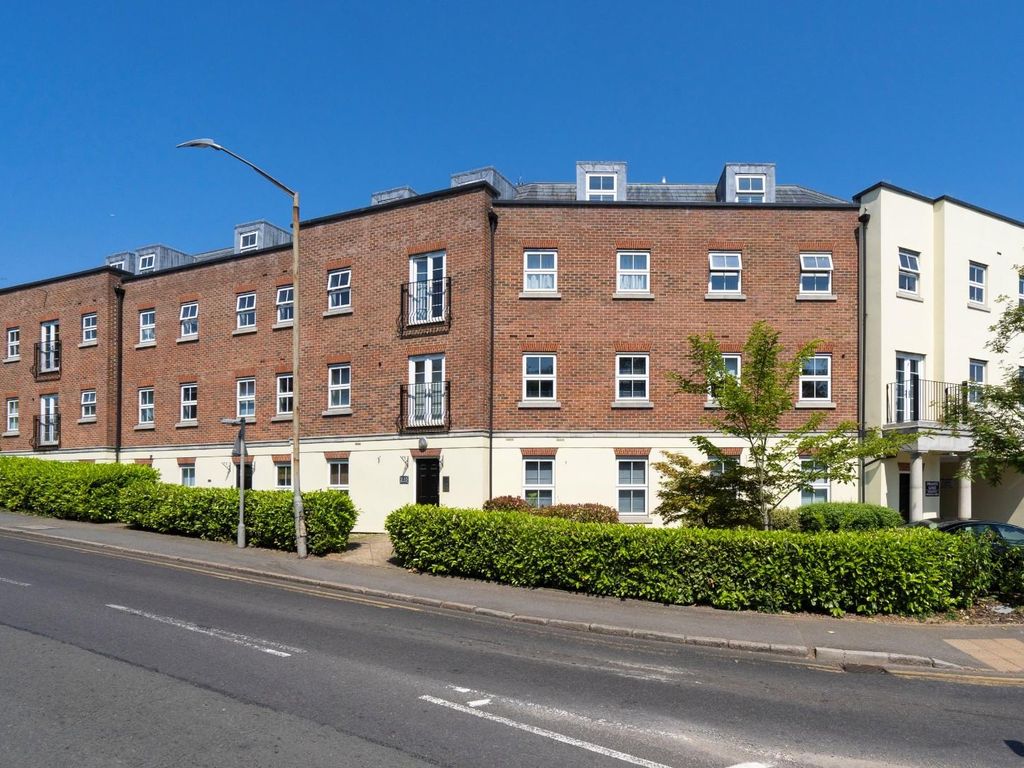 2 bed flat for sale in Metro Court, Station Approach, Amersham, Buckinghamshire HP6, £375,000