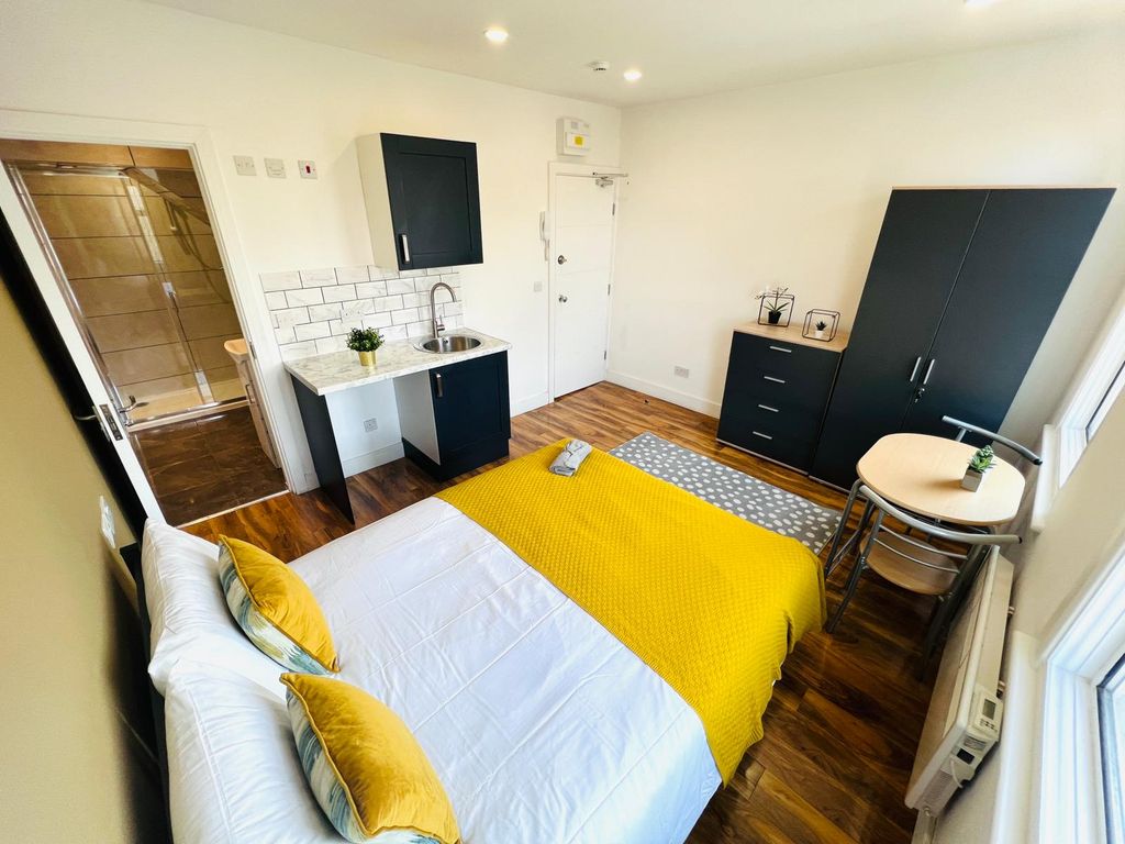 1 bed flat to rent in Railway Road, Waltham Cross EN8, £1,300 pcm
