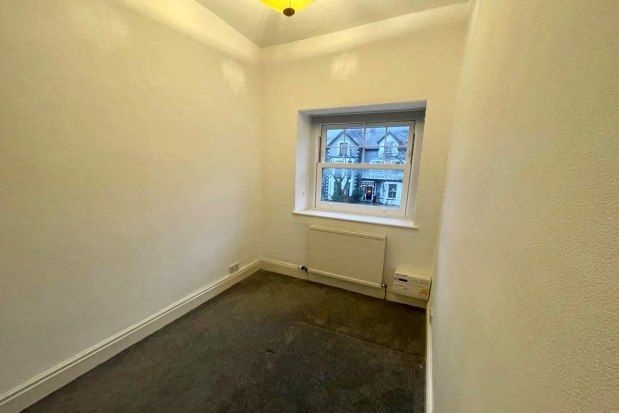 2 bed flat to rent in Esplanade, Penmaenmawr LL34, £725 pcm
