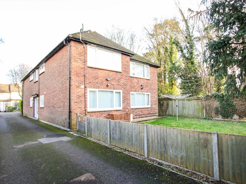 2 bed flat to rent in Stanley Road, Carshalton SM5, £1,600 pcm