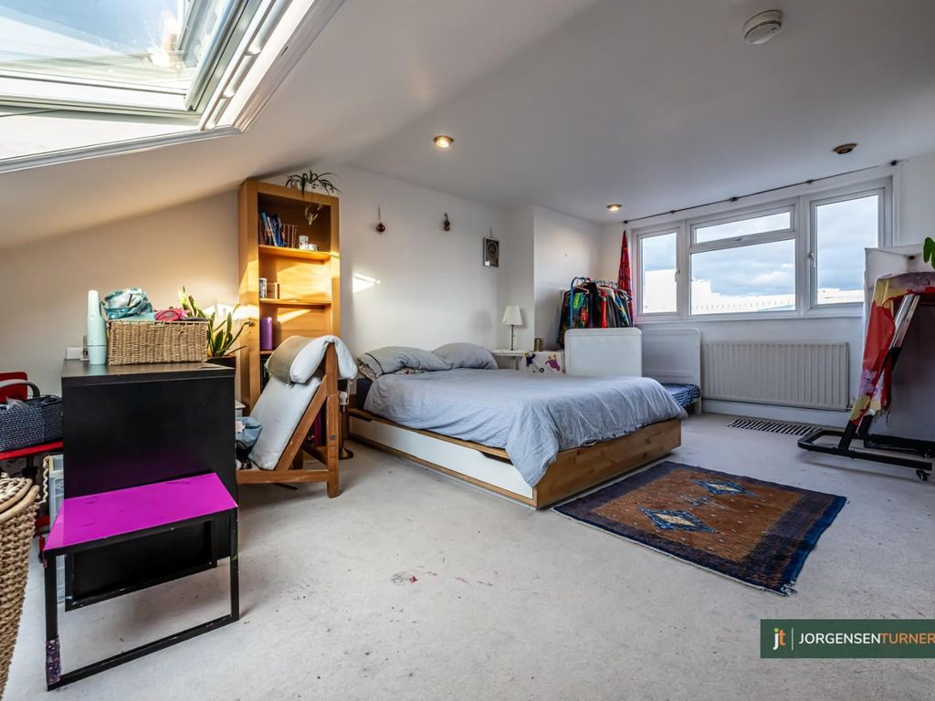 2 bed flat for sale in Frithville Gardens, Shepherds Bush, London W12, £550,000