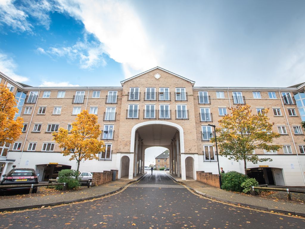 2 bed flat for sale in The Dell, Southampton SO15, £249,000