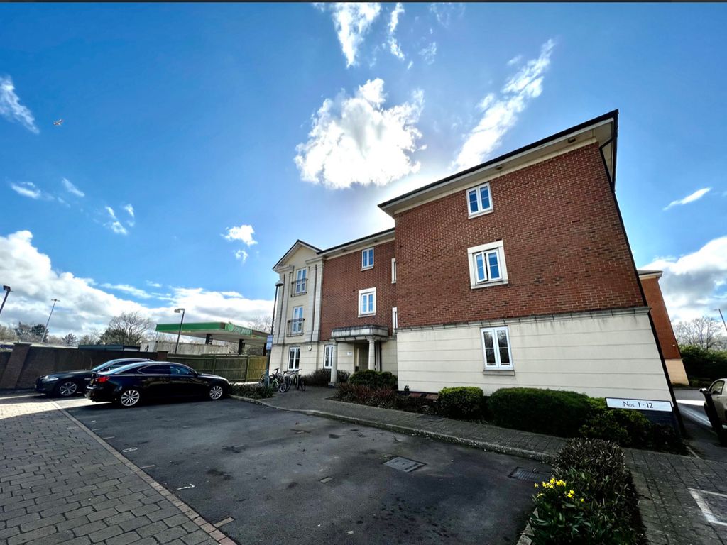 2 bed flat for sale in Brunel Crescent, Swindon SN2, £165,995