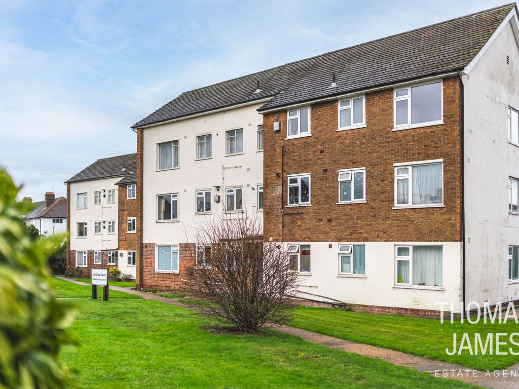 2 bed flat for sale in Lindsey Court, Palmers Green N13, £350,000
