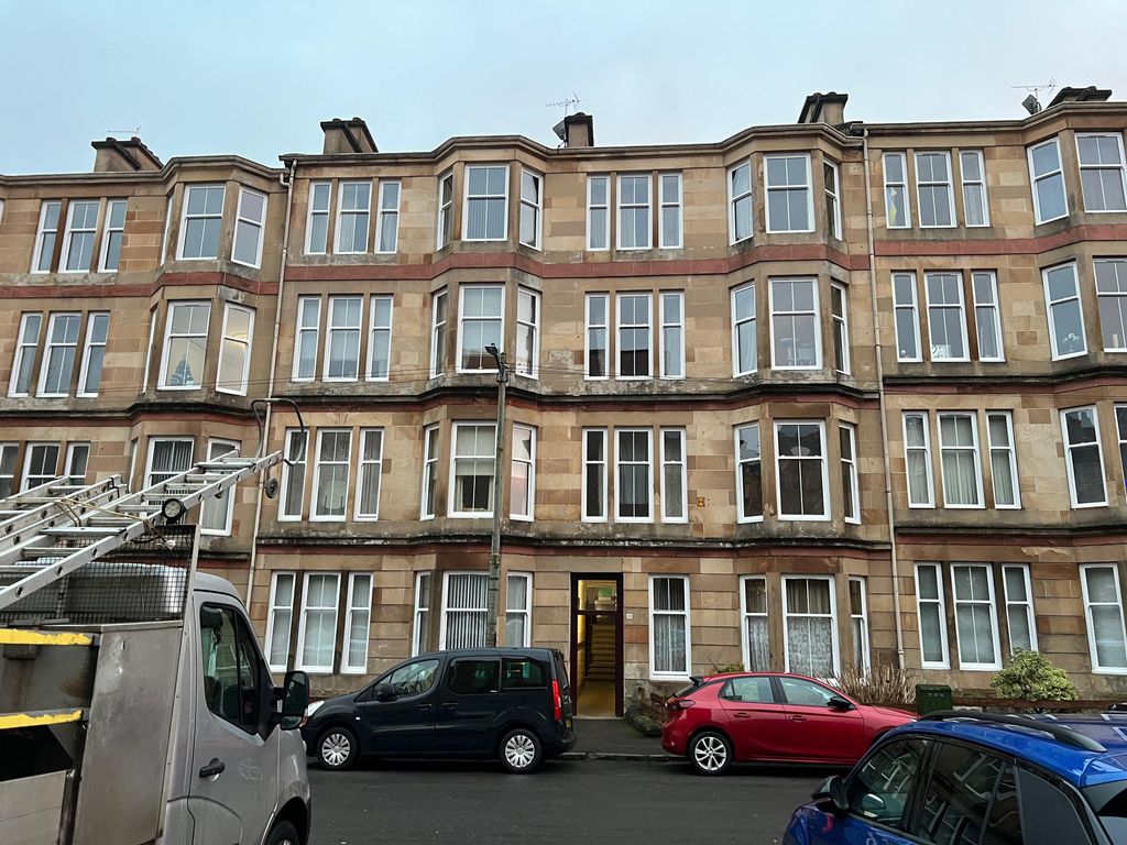 2 bed flat to rent in Cumming Drive, Glasgow G42, £725 pcm