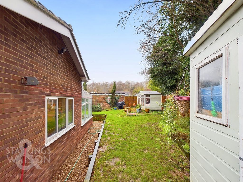 4 bed detached bungalow for sale in Mead Close, Buxton, Norwich NR10, £345,000