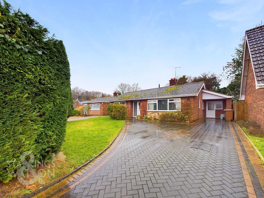 4 bed detached bungalow for sale in Mead Close, Buxton, Norwich NR10, £345,000