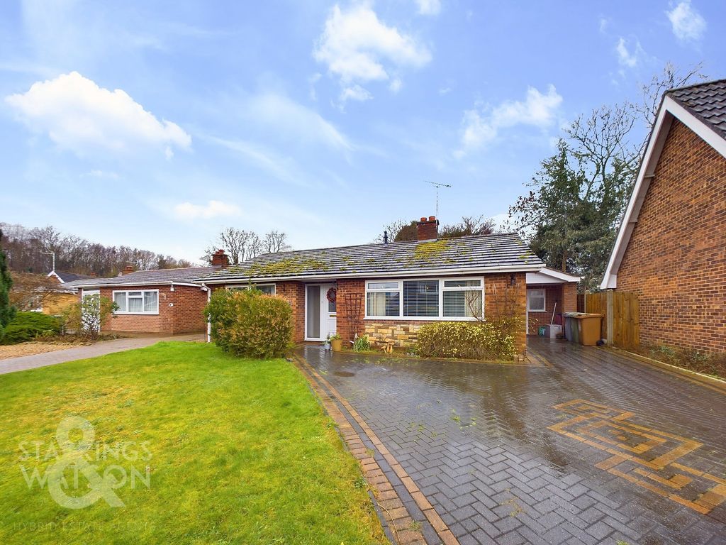 4 bed detached bungalow for sale in Mead Close, Buxton, Norwich NR10, £345,000