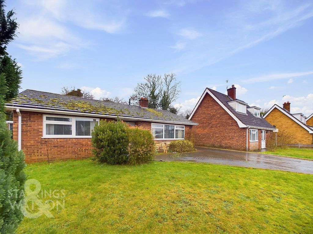 4 bed detached bungalow for sale in Mead Close, Buxton, Norwich NR10, £345,000