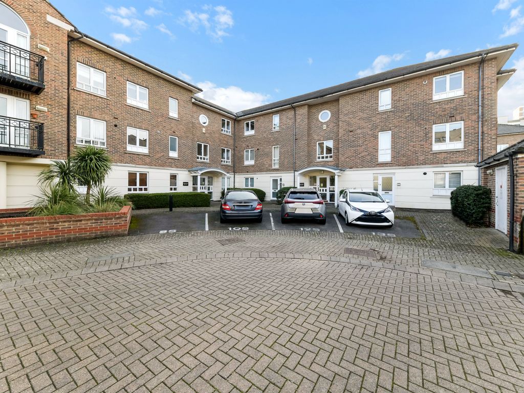 1 bed flat to rent in May Bate Avenue, Kingston Upon Thames KT2, £1,550 pcm