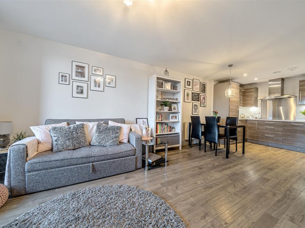 2 bed flat for sale in Ellerton Road, Surbiton KT6, £475,000