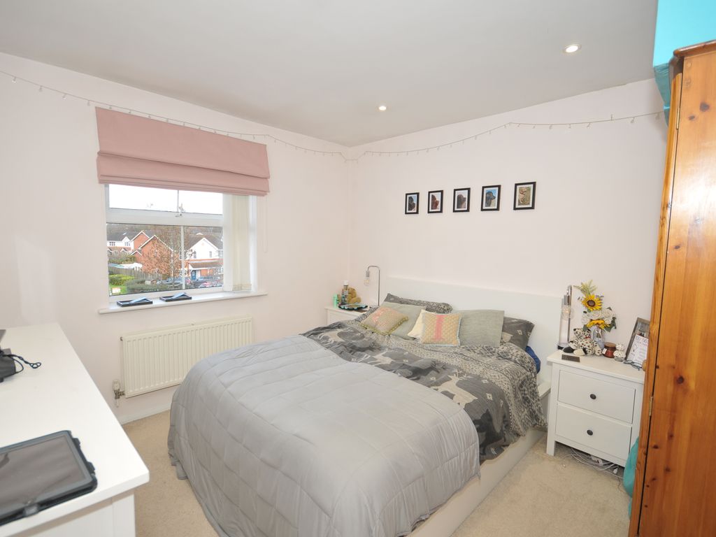 2 bed flat to rent in Vickers Road, Aldershot GU12, £1,250 pcm