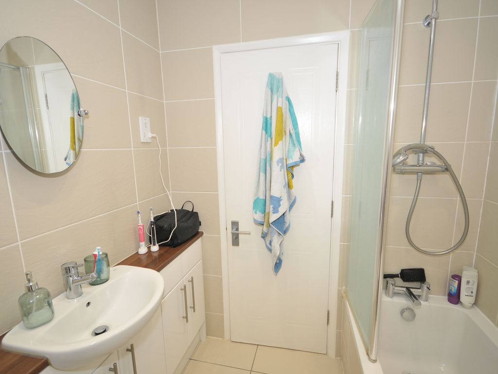 2 bed flat to rent in Vickers Road, Aldershot GU12, £1,250 pcm