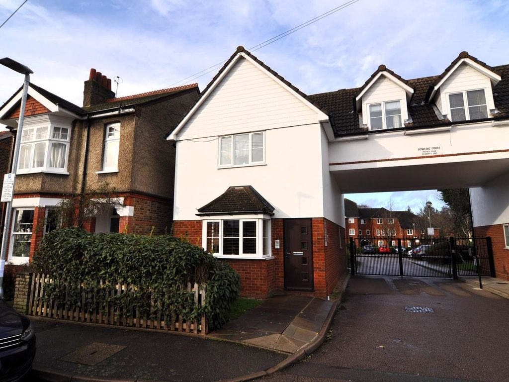 1 bed flat for sale in Bowling Court, Mildred Avenue, Watford WD18, £265,000