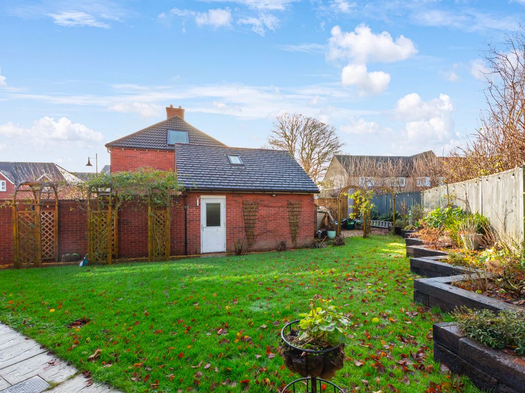 5 bed detached house for sale in Greenstone Road, Shaftesbury SP7, £550,000