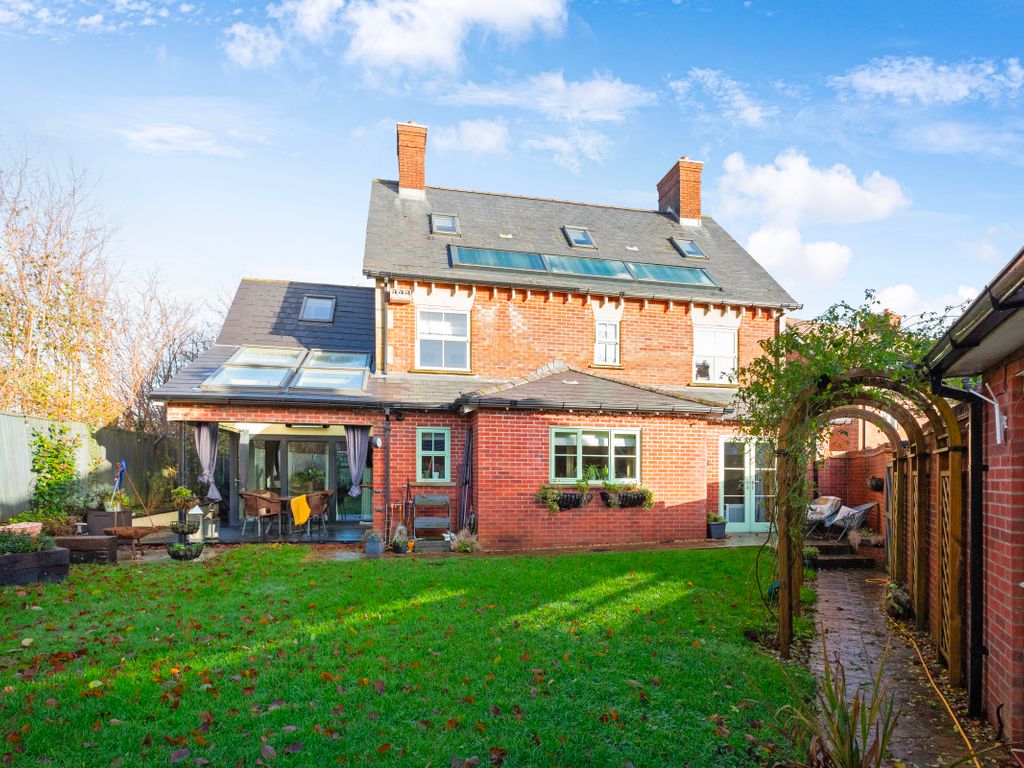 5 bed detached house for sale in Greenstone Road, Shaftesbury SP7, £550,000