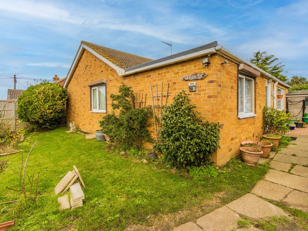 3 bed detached bungalow for sale in Fakes Road, Hemsby NR29, £200,000