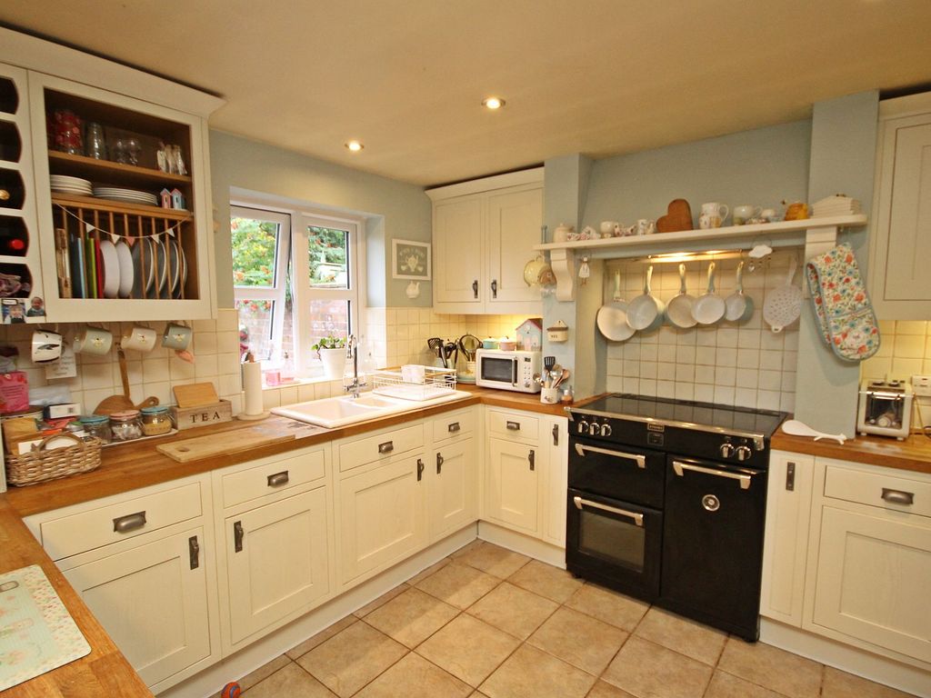 3 bed detached bungalow for sale in Northwich Road, Lower Stretton WA4, £375,000