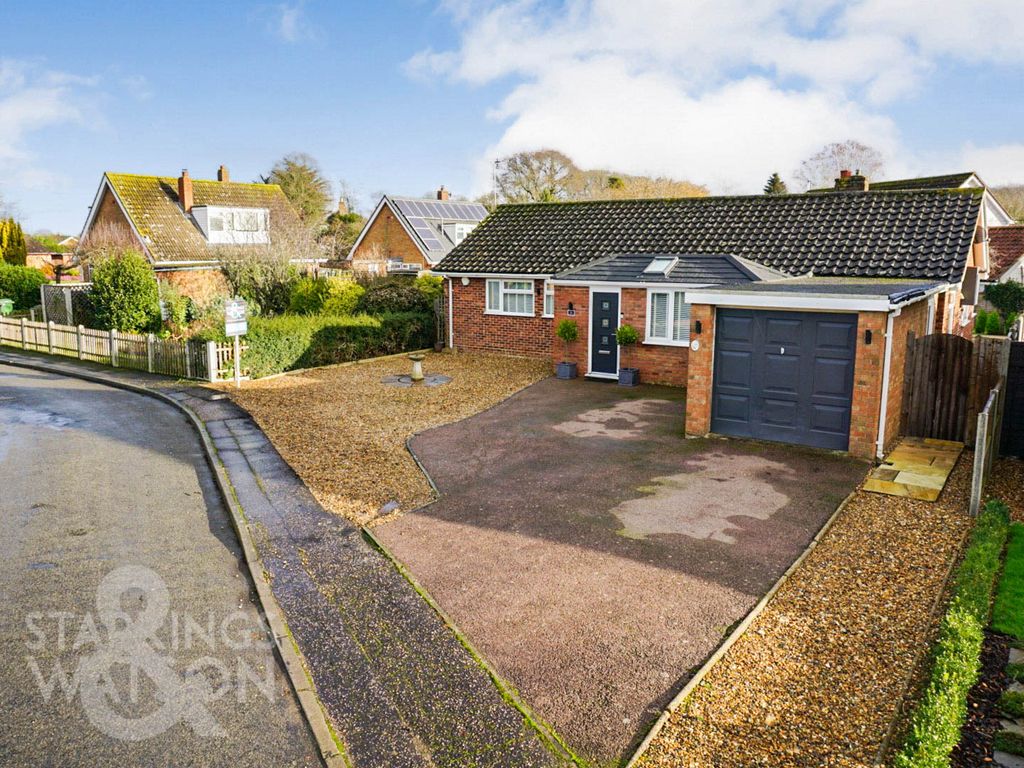 4 bed detached bungalow for sale in Broadcote Close, Brooke, Norwich NR15, £475,000
