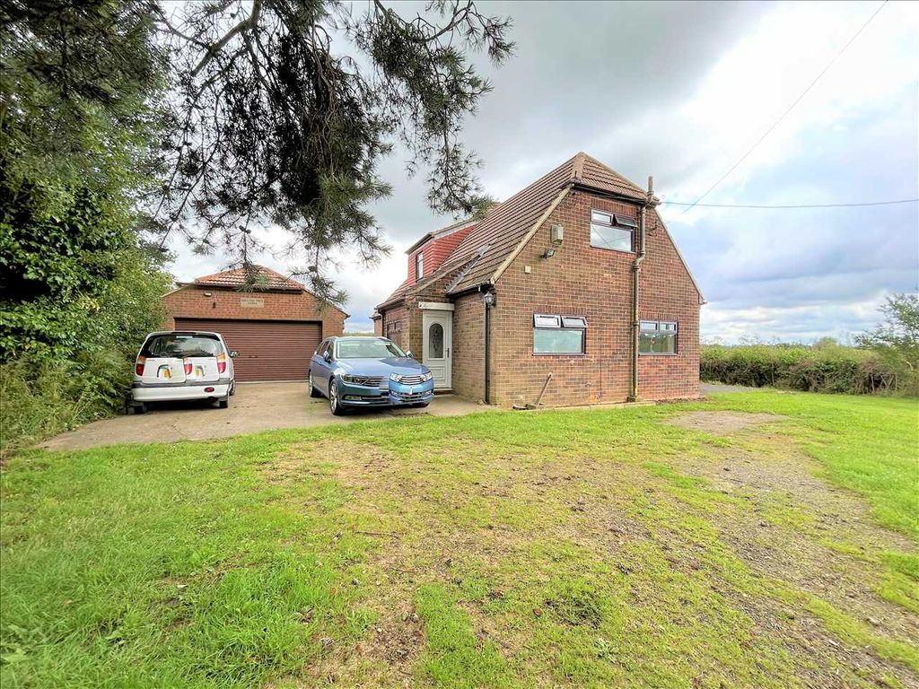 4 bed detached house for sale in Willowtree Farm, Kirton Road, Messingham DN17, £320,000