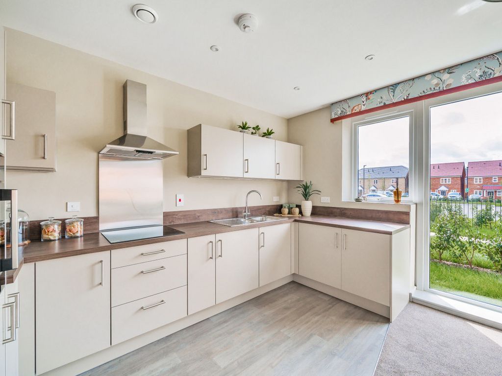 2 bed flat for sale in Empress Drive, Wallingford OX10, £227,500