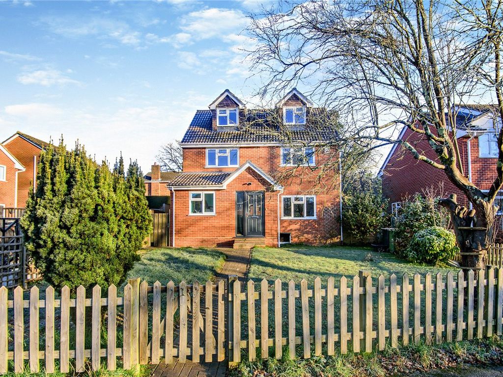 5 bed detached house for sale in Valley Close, Colden Common, Hampshire SO21, £595,000