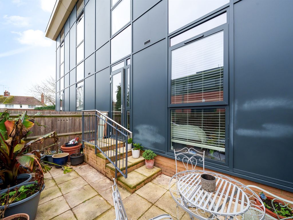 1 bed flat for sale in Clivemont Road, Maidenhead SL6, £220,000