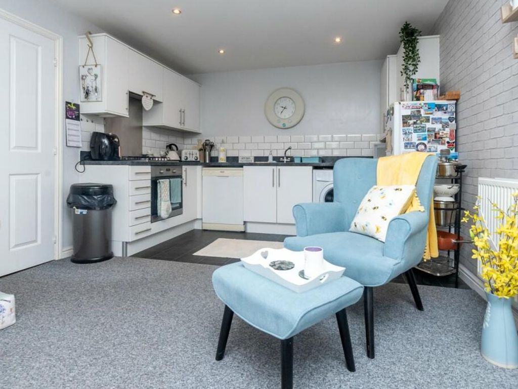 2 bed flat for sale in Kerridge Drive, Warrington WA1, £135,000