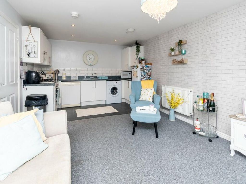 2 bed flat for sale in Kerridge Drive, Warrington WA1, £135,000