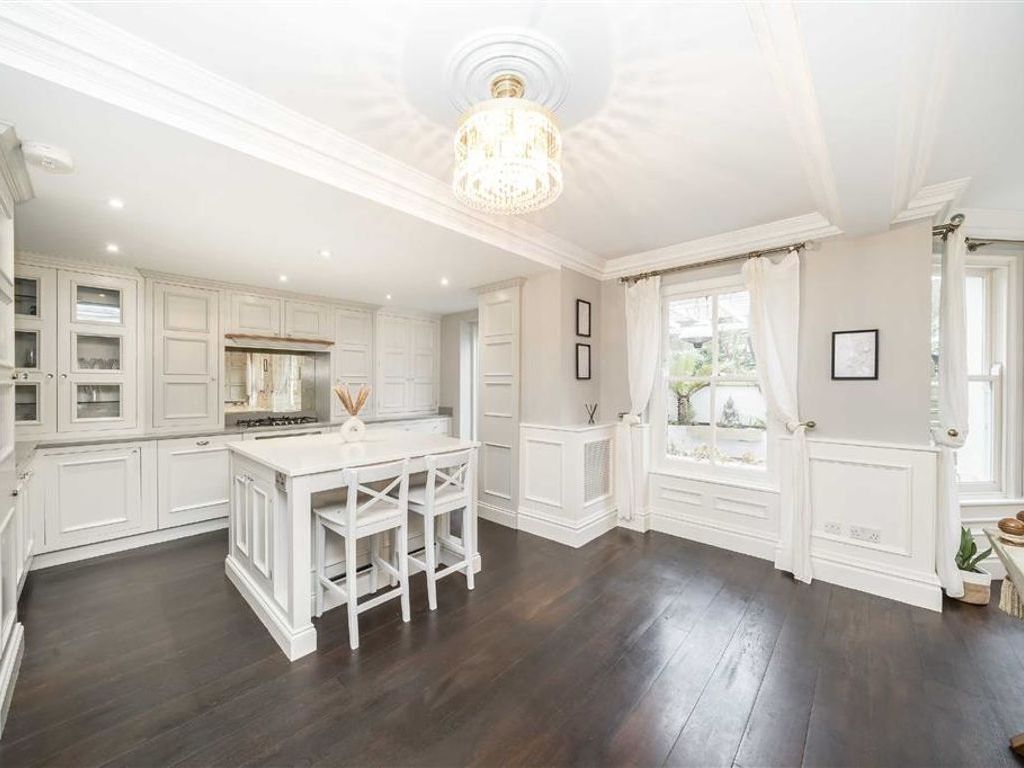 2 bed flat for sale in Beaconsfield Road, London SE3, £800,000