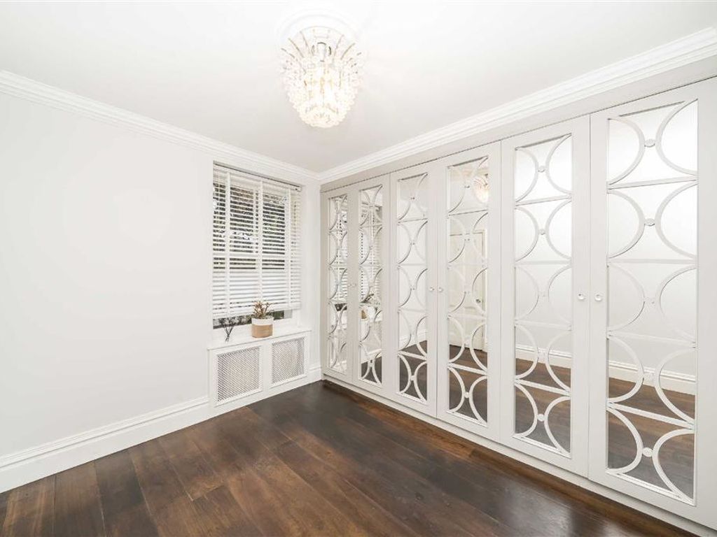 2 bed flat for sale in Beaconsfield Road, London SE3, £800,000