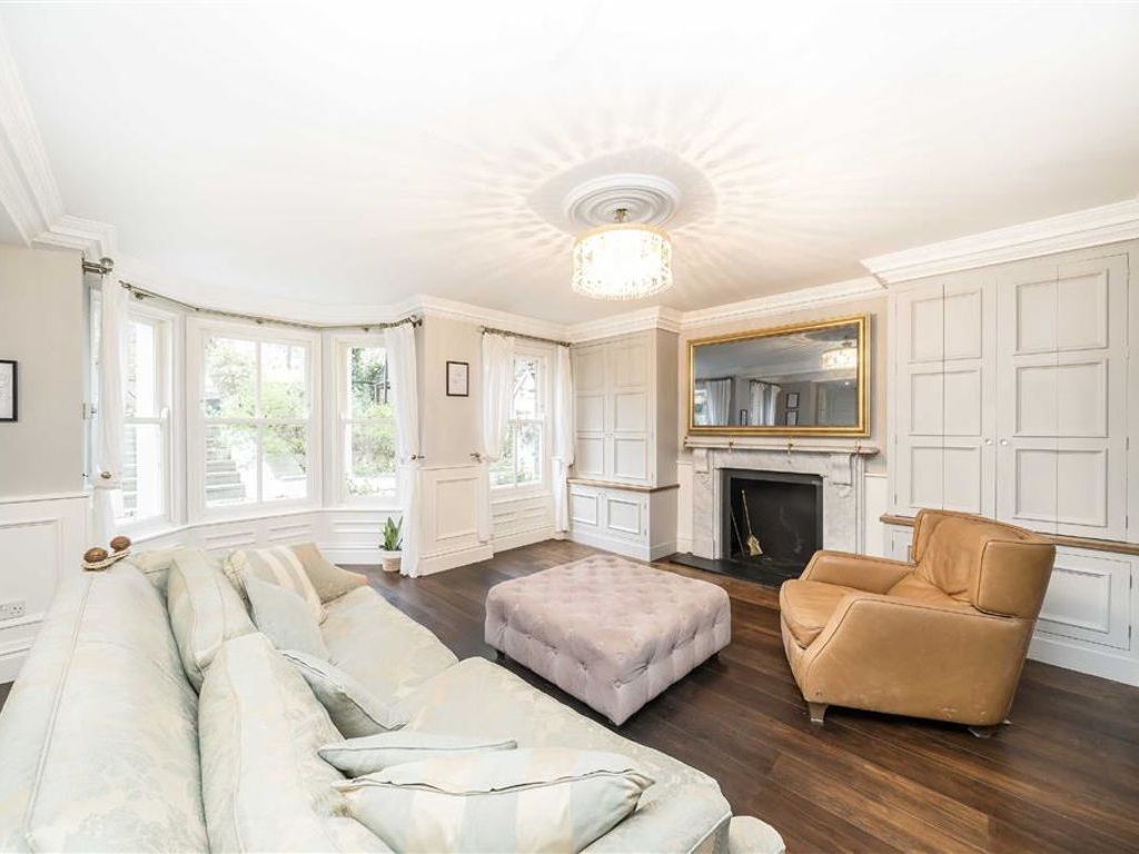 2 bed flat for sale in Beaconsfield Road, London SE3, £800,000