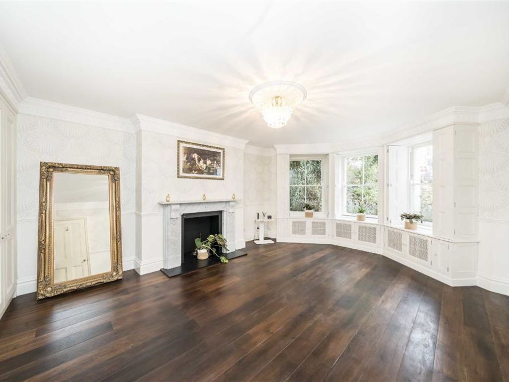 2 bed flat for sale in Beaconsfield Road, London SE3, £800,000