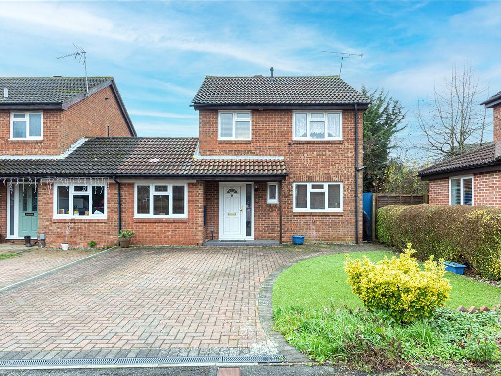 3 bed detached house for sale in Camberley Place, Harpenden AL5, £660,000