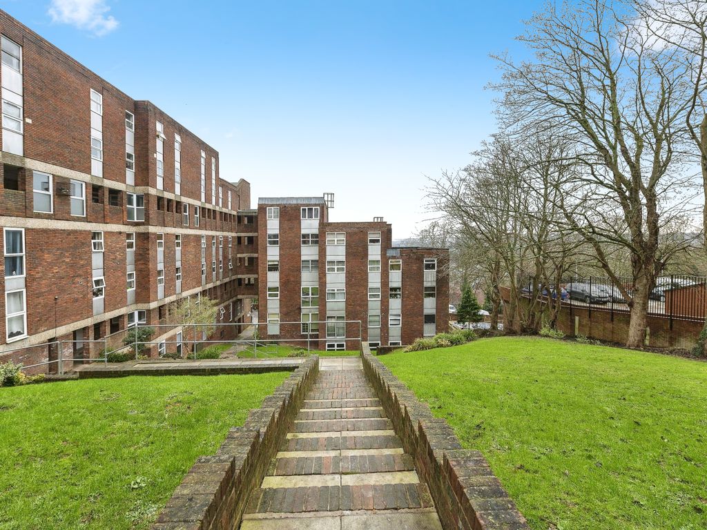 2 bed flat for sale in Downs Road, Luton, Bedfordshire LU1, £140,000