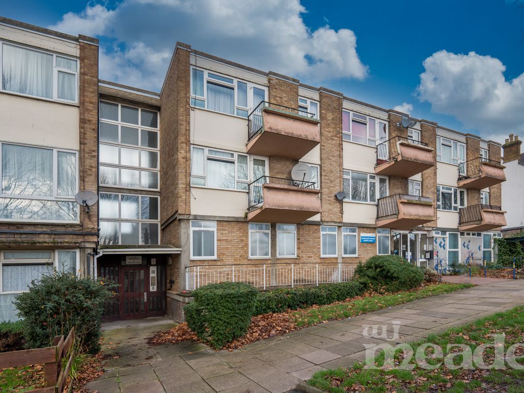 2 bed flat for sale in Handsworth Avenue, London E4, £279,995