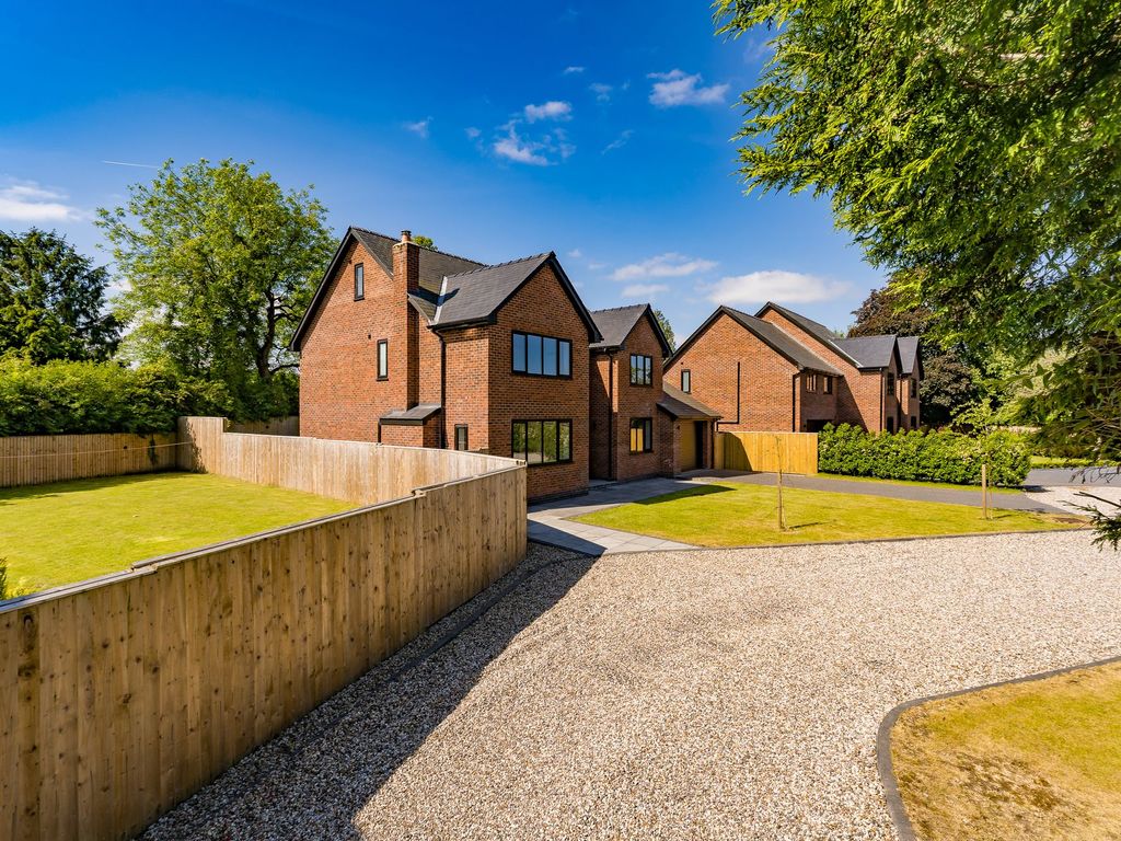 5 bed detached house for sale in Hob Hey Lane, Culcheth WA3, £899,950