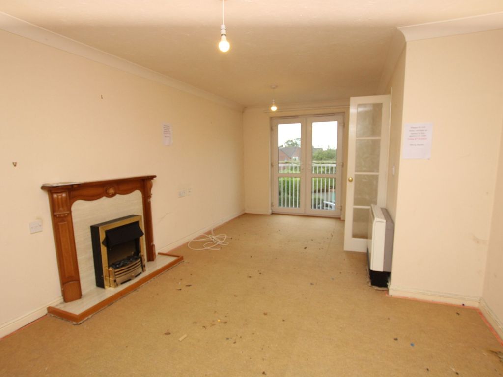 1 bed flat for sale in Ellesmere Road, Culcheth WA3, £160,000