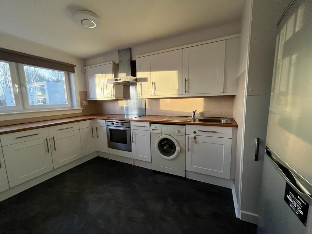 2 bed flat to rent in Barntongate Avenue, Barnton, Edinburgh EH4, £1,200 pcm
