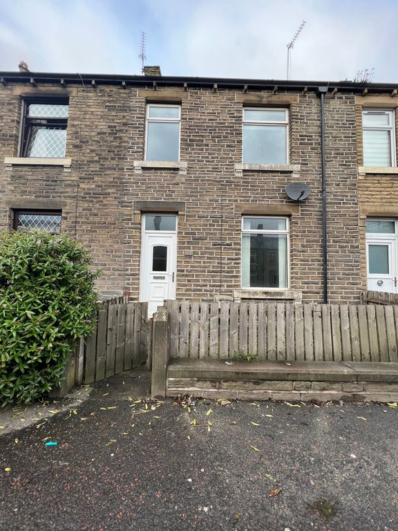 3 bed terraced house to rent in Leeds Road, Bradley HD2, £850 pcm