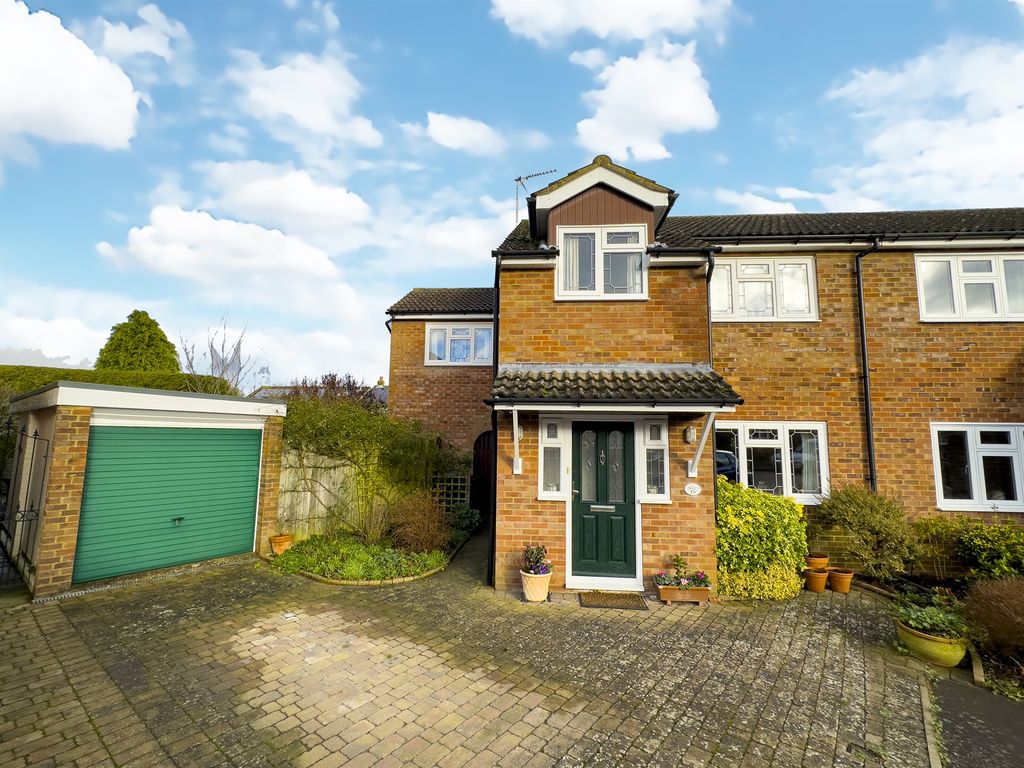 4 bed semi-detached house for sale in Burnsall Place, Harpenden AL5, £675,000