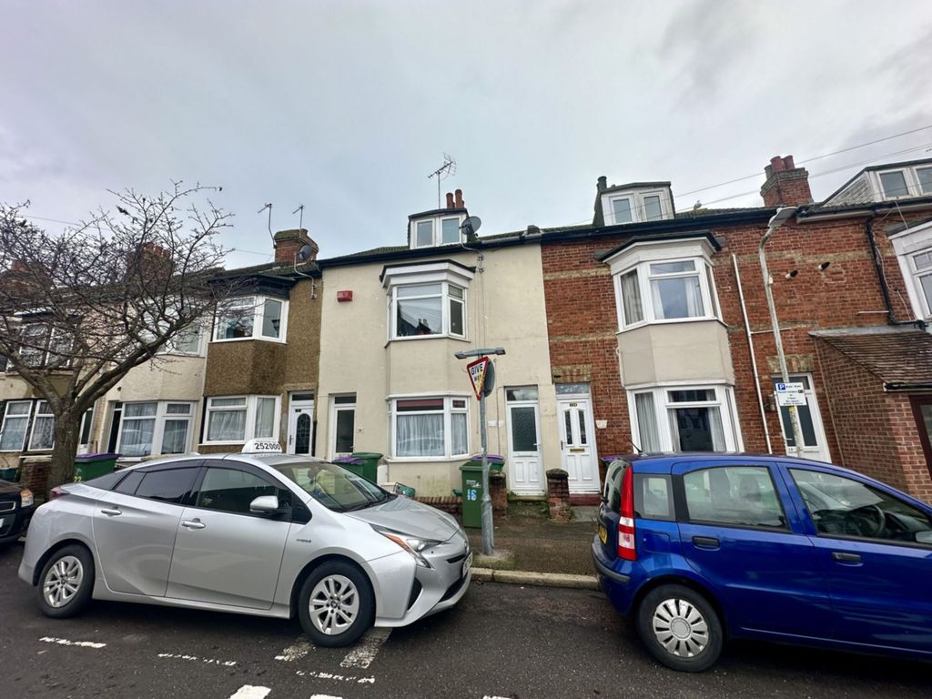 3 bed terraced house to rent in Garden Road, Folkestone CT19, £875 pcm