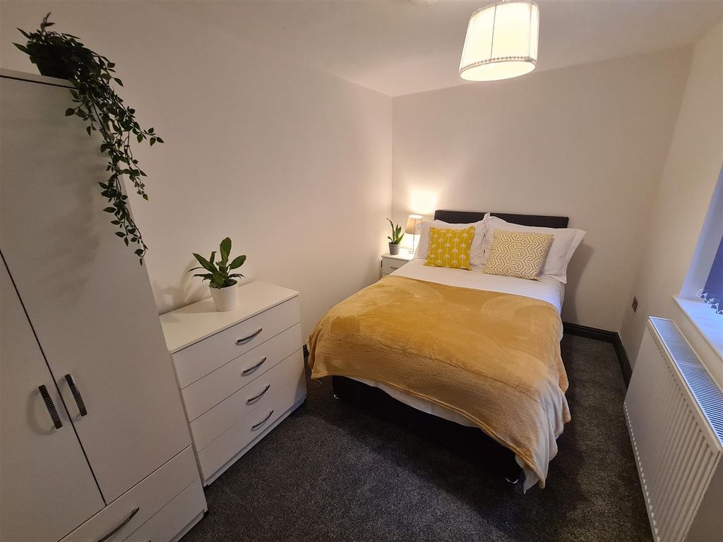 Room to rent in Avon Drive, Birmingham B36, £495 pcm
