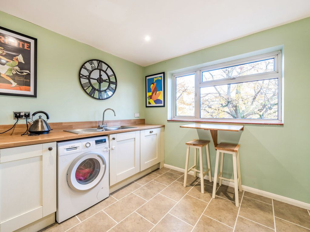 2 bed maisonette for sale in Beacon Grove, Carshalton SM5, £350,000