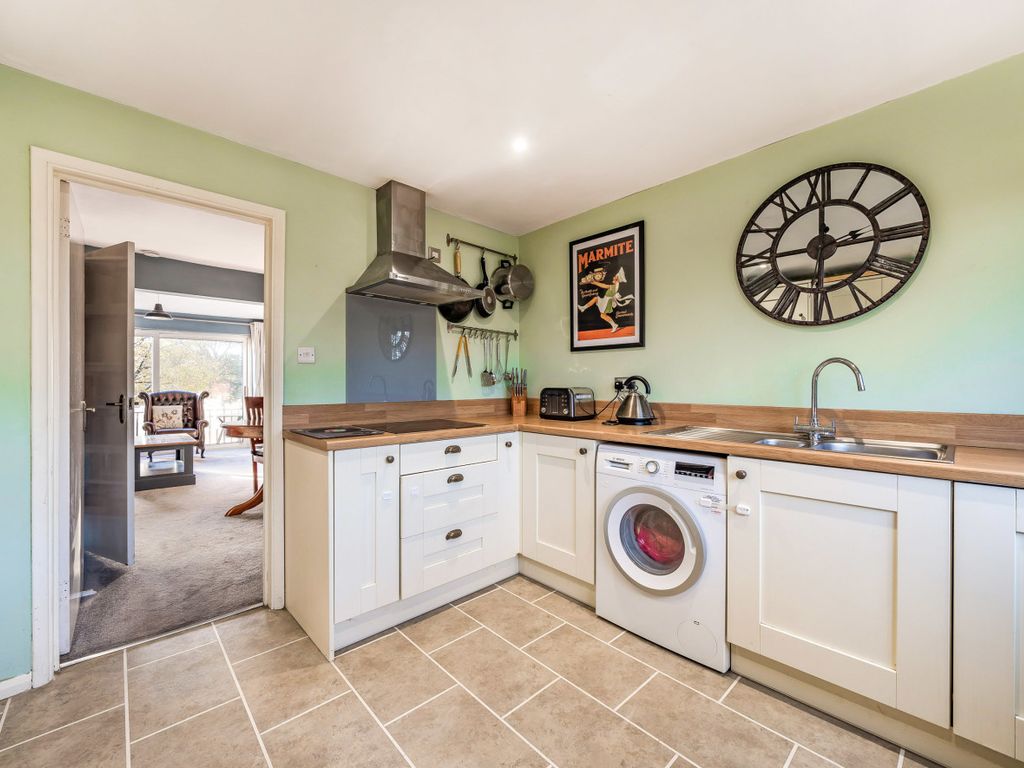 2 bed maisonette for sale in Beacon Grove, Carshalton SM5, £350,000