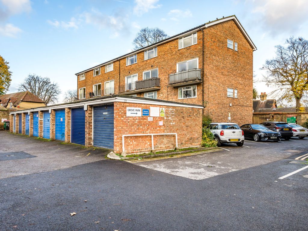 2 bed maisonette for sale in Beacon Grove, Carshalton SM5, £350,000