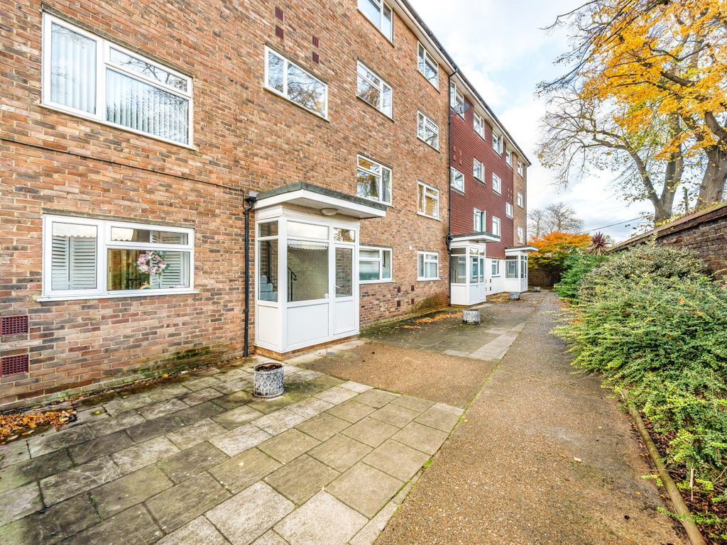 2 bed maisonette for sale in Beacon Grove, Carshalton SM5, £350,000