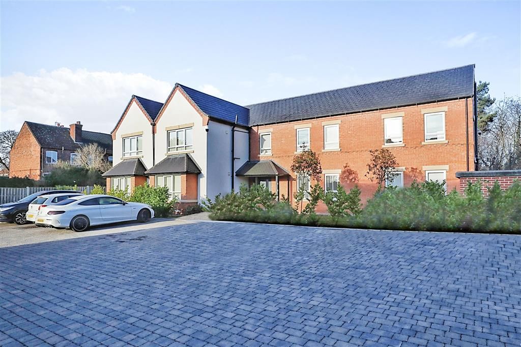 2 bed flat for sale in Station Road, Bawtry, Doncaster DN10, £160,000