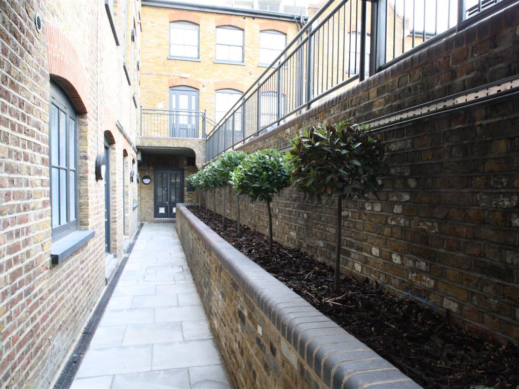 1 bed flat to rent in Severn Court, Dod Street, London E14, £1,560 pcm